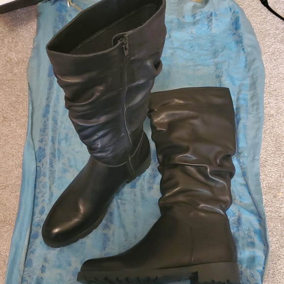 NWT ITALIAN-MADE BLACK LEATHER BOOTS - Picture 2 of 3